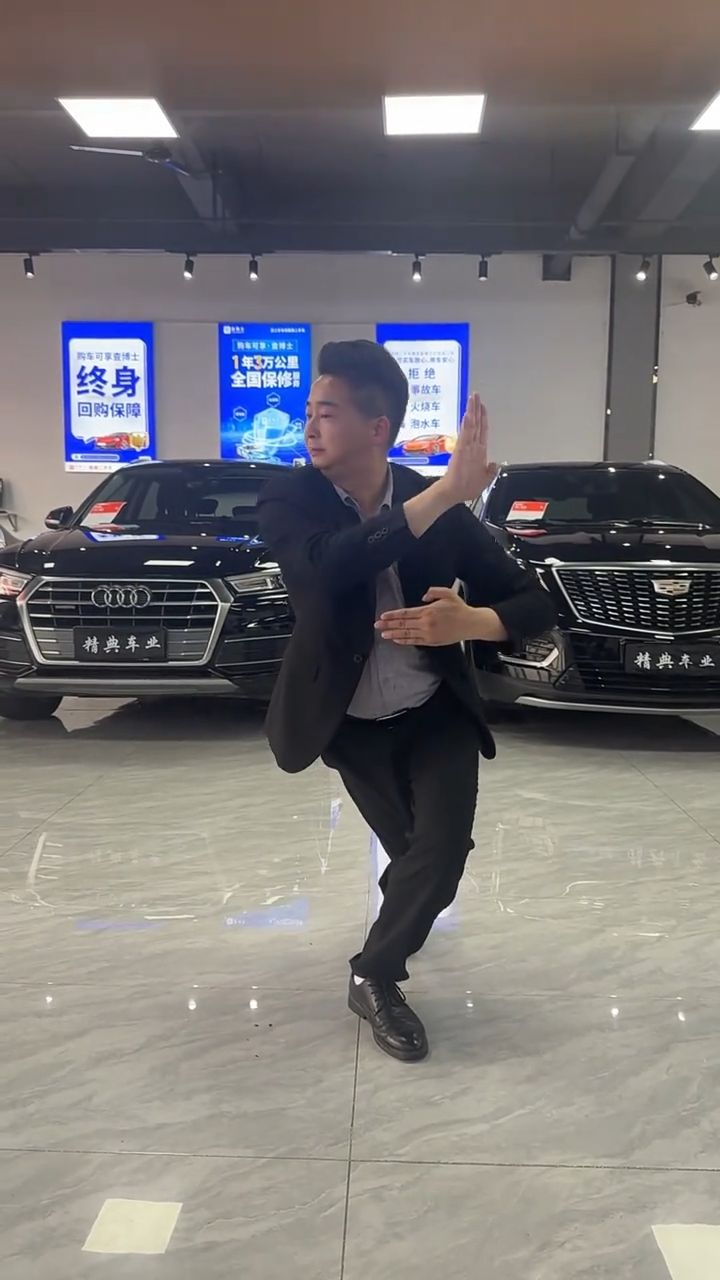 大王且慢， 待我把客人脸搓完，眼神练柔， 再为你舞一曲-简龄兮